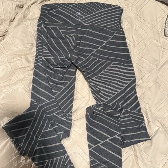 Lululemon abstract pattern legging - Picture 2 of 4